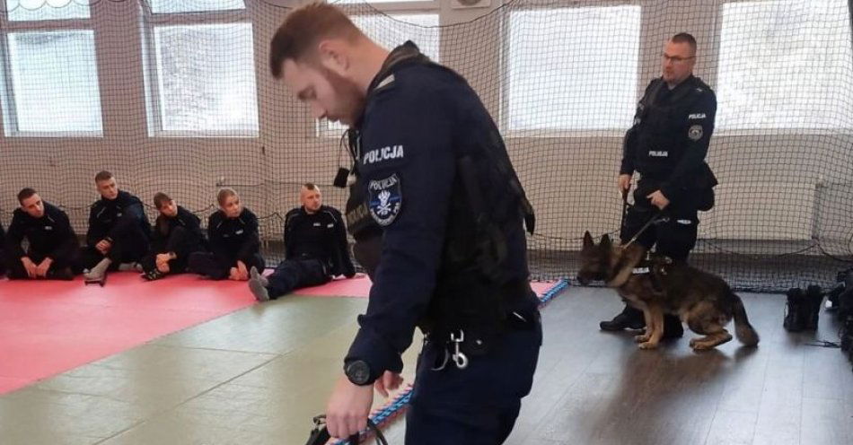 zdjęcie: Słuchacze ze Szkoły Policji w Słupsku poznali tajniki codziennej służby przewodników psów służbowych / fot. KMP w Koszalinie