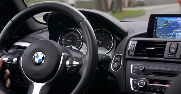 Kierujący BMW uderzył w VW Polo. Jedna osoba trafiła do szpitala