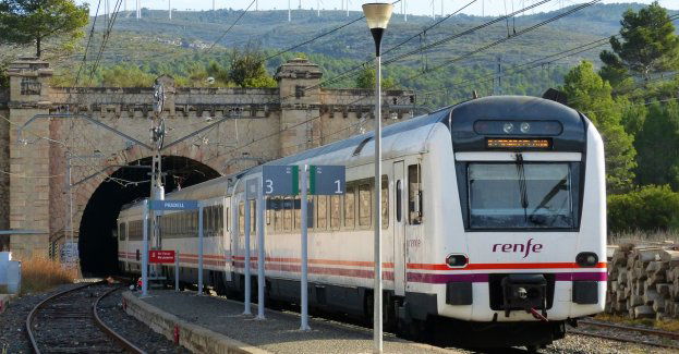 Trwa przenoszenie nad torami tarczy drążącej tunel kolejowy pod Łodzią