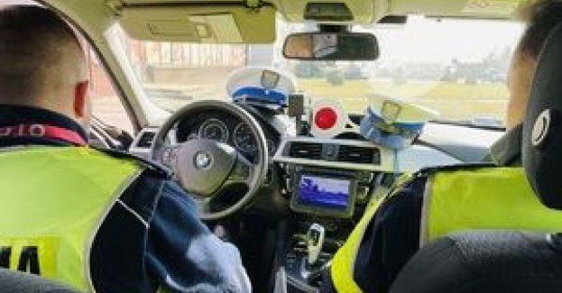 Znacznie przekroczył prędkość- okazało się, że nie miał uprawnień do kierowania, był poszukiwany i miał dwa sądowe zakazy prowadzenia pojazdów