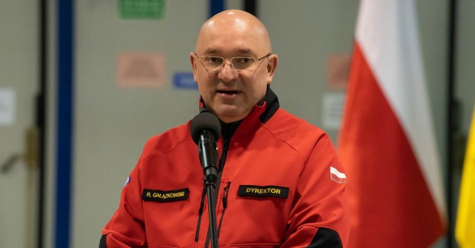 zdjęcie: Ekspert medycyny ratunkowej: Polska jest na wczesnym etapie budowy systemu medycznego na czas wojny / Warszawa, 12.12.2022. Dyrektor Lotniczego Pogotowia Ratunkowego dr Robert Gałązkowski podczas briefingu prasowego w bazie Lotniczego Pogotowia Ratunkowego w Warszawie, 12 bm. Spotkanie dot. rozpoczęcia szkolenia pierwszej grupy medyków z Ukrainy. (amb) PAP/Andrzej Lange