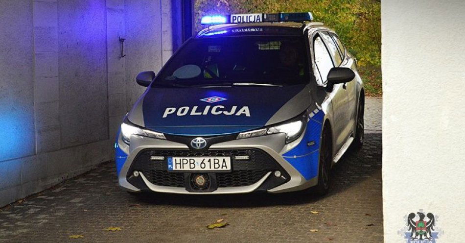 zdjęcie: Mężczyzna potrzebował natychmiastowej pomocy medycznej, a wałbrzyscy policjanci ruchu drogowego pomogli mu w szybkim dotarciu do szpitala / fot. KMP w Wałbrzychu
