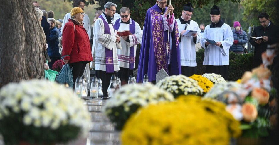 zdjęcie: Abp Galbas: miłość potrafi przebić śmierć / Warszawa, 01.11.2025. Metropolita warszawski abp Adrian Galbas (C) przewodniczy procesji na starym cmentarzu na Służewie w Warszawie przy kościele pw. św. Katarzyny, 1 bm. W Kościele katolickim 1 listopada przypada uroczystość Wszystkich Świętych. Kościół wspomina tych, którzy zostali wyniesieni na ołtarze oraz świętych bezimiennych. (sko) PAP/Piotr Nowak