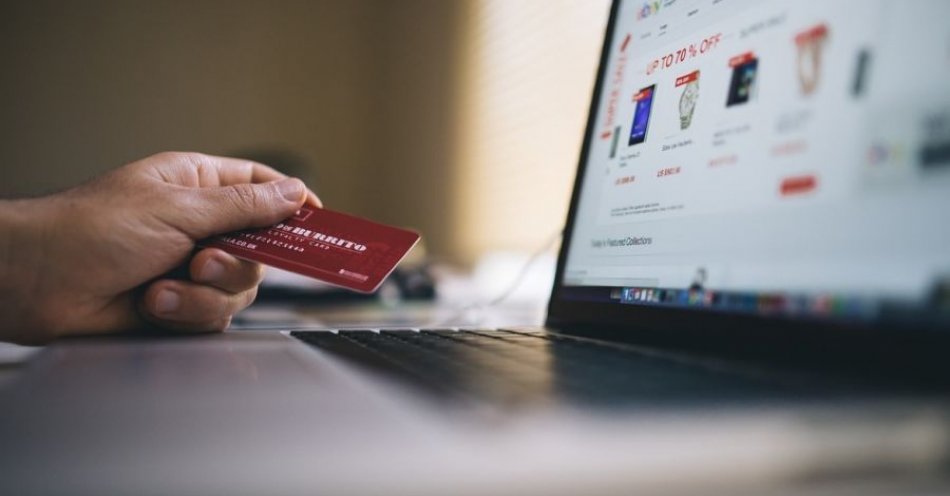 zdjęcie: Zrobili zakupy przez Internet. Zostali oszukani. / fot. KPP w Lipsku