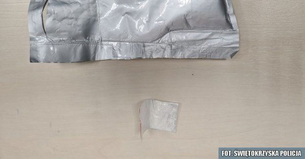 Policyjna kontrola drogowa, jej efektem ujawniona amfetamina i brak uprawnień kierującego