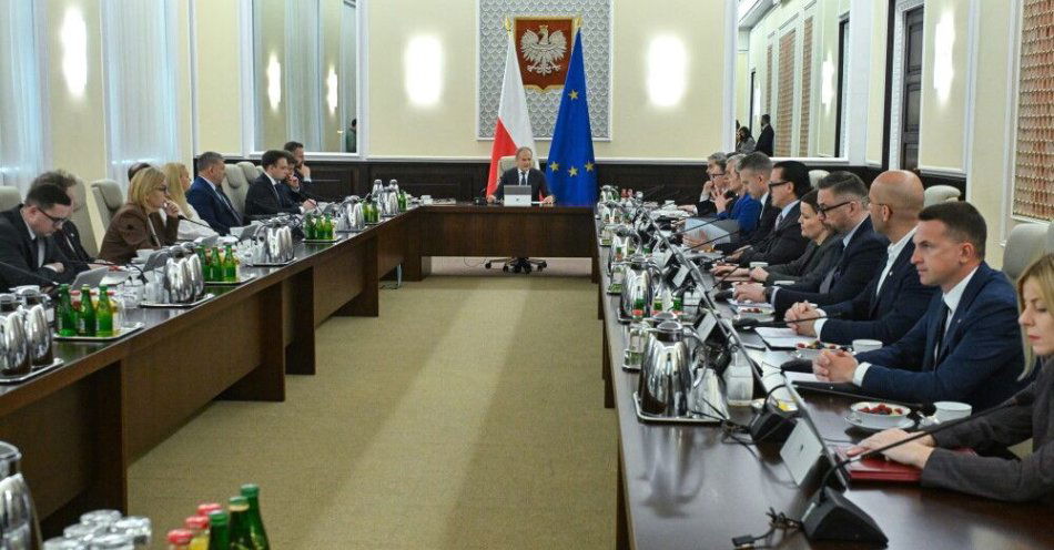 zdjęcie: Rząd przyjął projekt nowelizacji Prawa oświatowego / Warszawa, 08.04.2026. Premier Donald Tusk (C) na posiedzeniu rządu w KPRM w Warszawie, 8 bm. Na posiedzeniu ministrowie zajmą się m.in. nowelą ustawy o prawach i obowiązkach ucznia, której przepisy mają gwarantować uczniom ustawowe prawo do kształtowania własnego wyglądu. Projekt zakłada też powołanie na czteroletnią kadencję Krajowego Rzecznika Praw Uczniowskich. (mr) PAP/Piotr Nowak