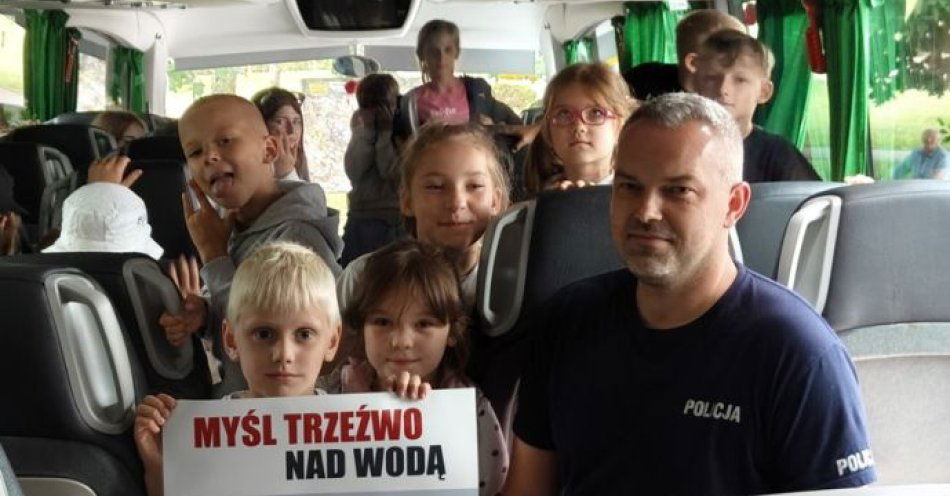 zdjęcie: Dzielnicowi dbają o bezpieczeństwo uczestników letniego wypoczynku / fot. KPP w Garwolinie