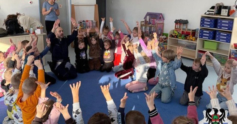 zdjęcie: Komisarz Lew uczył przedszkolaków zasad bezpieczeństwa / fot. KMP w Wałbrzychu
