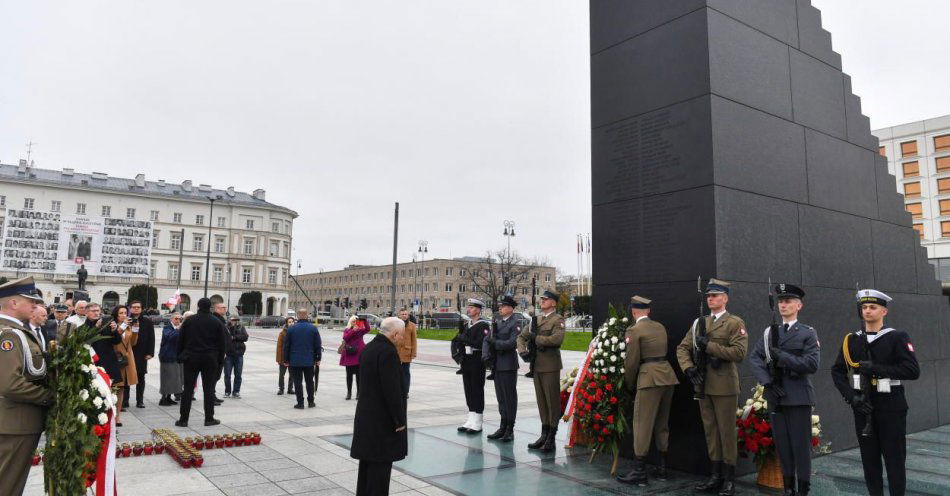 zdjęcie: Przedstawiciele władz złożyli wieńce przed pomnikami Lecha Kaczyńskiego oraz Ofiar Tragedii Smoleńskiej / fot. PAP