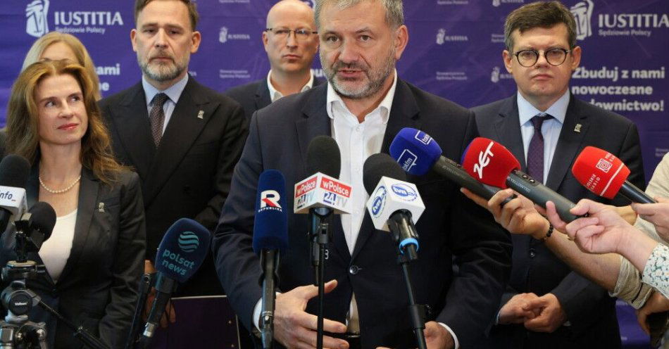 zdjęcie: Szef MS: nowy system przydziału spraw sędziom jest fakultatywny / Warszawa, 04.10.2025. Minister sprawiedliwości Waldemar Żurek (2P), prezes zarządu Stowarzyszenia Sędziów Polskich „Iustitia” Bartłomiej Przymusiński (2L), wiceprezes Urszula Żółtak (L), wiceprezes Wojciech Buchajczuk (3L) i członek zarządu Krystian Markiewicz (P) na briefingu prasowym, po spotkaniu ministra z przedstawicielami „Iustitia” z całej Polski, na temat uporządkowania sytuacji w wymiarze sprawiedliwości oraz skutków wyroku TSUE z 4 września 2025 roku, 4 bm. w Warszawie. (mr) PAP/Paweł 