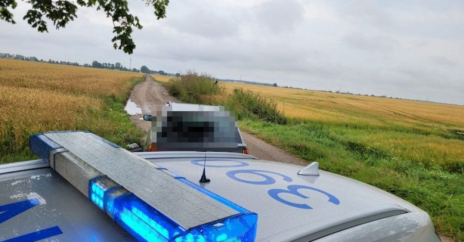 zdjęcie: Policjanci zatrzymali poszukiwanego, który bez uprawnień jechał skradzionym Seatem / fot. KPP w Pucku