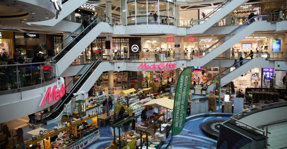 zdjęcie: Mniej klientów w centrach i galeriach handlowych podczas letnich wyprzedaży / fot. PAP