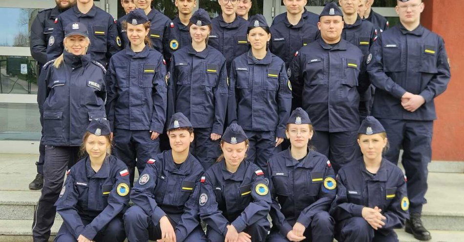 zdjęcie: Mundurowi z Ostrołęki poznali trening policjantów w Legionowie / fot. KMP w Ostrołęce Uczniowie klas mundurowych z Ostrołęki z wizytą w Centrum Szkolenia Policji w Legionowie