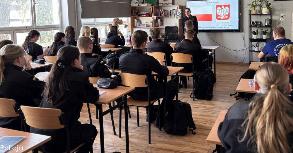 zdjęcie: Uczniowie mundurowi uczą się o symbolach narodowych / fot. KMP Gorzów Wielkopolski