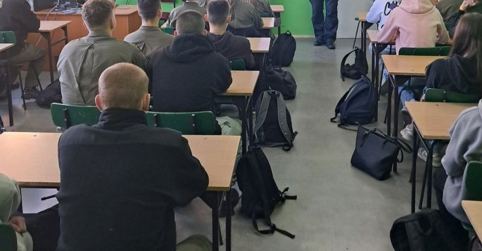 zdjęcie: Komendant spotkał się z uczniami klas mundurowych / fot. KPP w Radziejowie 1