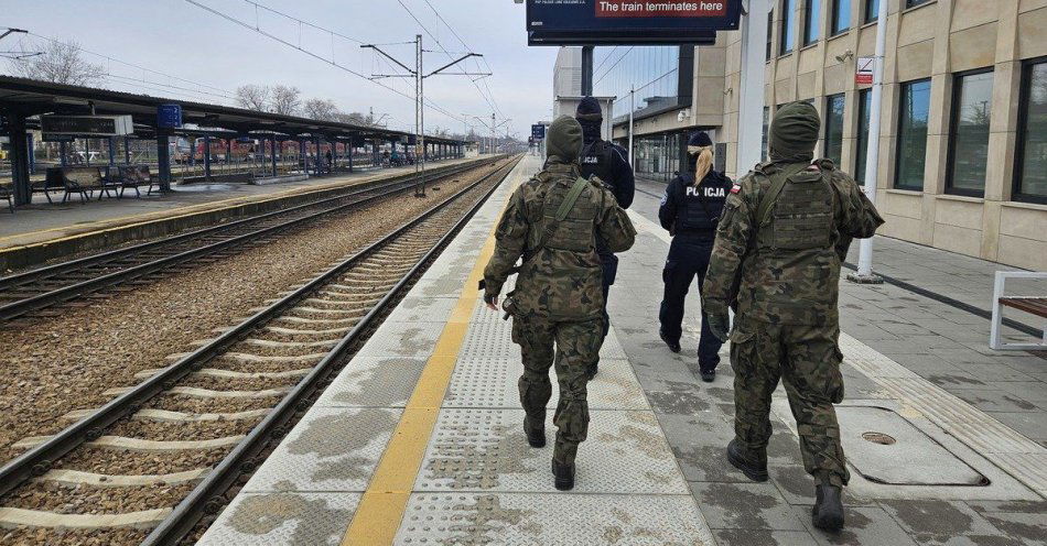 zdjęcie: Kieleccy policjanci i Terytorialsi chronią tory w operacji TOR / fot. KMP Kielce zdjęcia z działań
