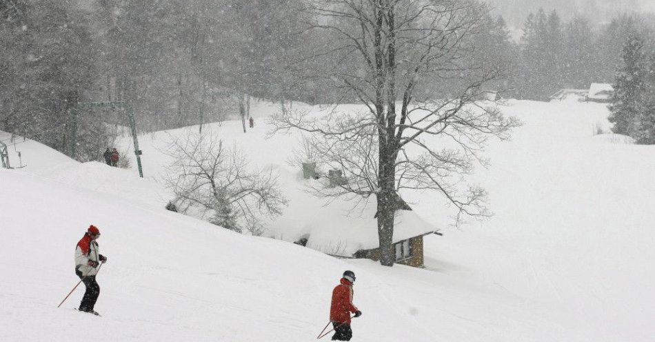 zdjęcie: 29 policjantów będzie patrolowało stoki narciarskie w Beskidach / Szczyrk, 20.03.2009.
W Beskidach wciąż panuje zima, na Skrzycznem w Szczyrku wszystkie wyciągi są czynne i  amatorzy białego szaleństwa nie mogą narzekać na brak warunków do jazdy na nartach bądź snowboardzie. Nic nie wskazuje na to, że jutro,  21 marca zawita tu wiosna. (ag/cat)
PAP/Andrzej Grygiel