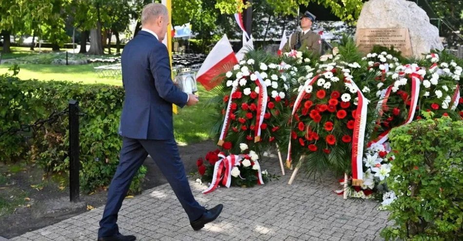 zdjęcie: Premier zapalił znicz przed pomnikiem upamiętniającym ofiary bombardowania Wielunia / Wieluń, 01.09.2026. Obchody 87. rocznicy wybuchu II wojny światowej. Premier Donald Tusk podczas uroczystości zapalenia znicza przed Pomnikiem Pamięci Ofiar 1 września 1939 r. w Wieluniu, 1 bm. Polegli podczas bombardowania mieszkańcy miasta uważani są za pierwsze polskie ofiary II wojny światowej. (jm) PAP/Maciej Kulczyński