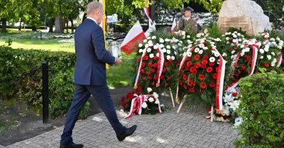 Premier zapalił znicz przed pomnikiem upamiętniającym ofiary bombardowania Wielunia