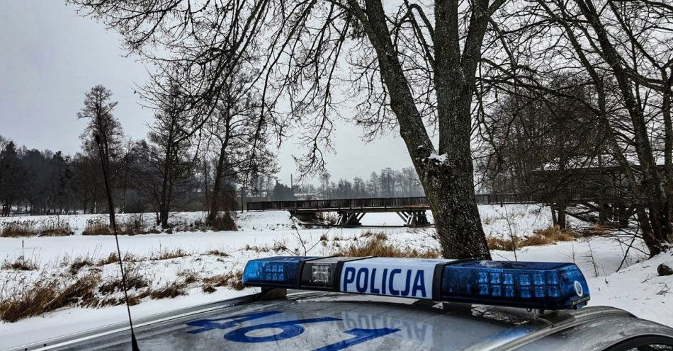 zdjęcie: Ostrzegamy przed wchodzeniem na zamarznięte zbiorniki wodne / fot. KPP Hajnówka
