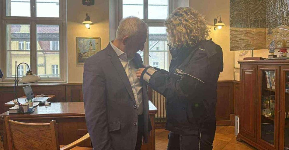 zdjęcie: Biała wstążka w Kamiennej Górze urzędy i policja przeciw przemocy / fot. KPP w Kamiennej Górze