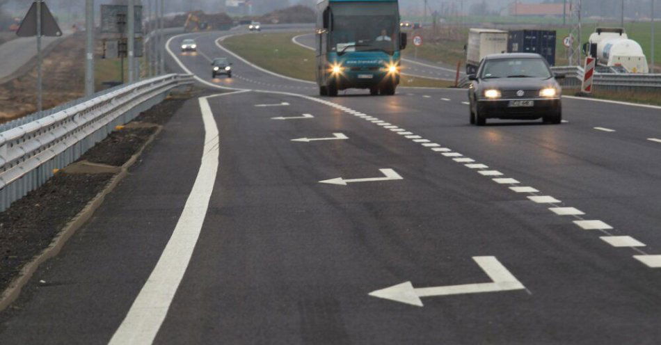 zdjęcie: Na trasie S7 policja zatrzymała 13-letniego rowerzystę jadącego na spotkanie z koleżanką / Rączki, 08.11.2012. Okolice węzła Rączki na oddanym do użytku, 31 km. odcinku drogi ekspresowej S7 (Warszawa- Gdańsk). Wjazd na trasę umożliwia 5 nowych węzłów drogowych. (tw/mae) PAP/Tomasz Waszczuk