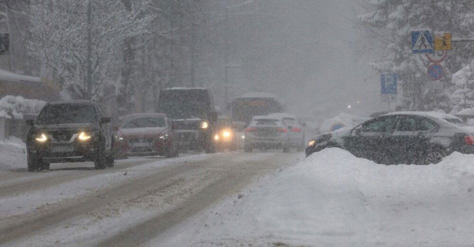 zdjęcie: IMGW ostrzega przed prognozowanymi na czwartek opadami, zamieciami śnieżnymi i silnym wiatrem / Zakopane, 31.12.2025. Intensywne opady śniegu w Zakopanem, 31 bm. Na drogach panują trudne warunki. (ad) PAP/Grzegorz Momot