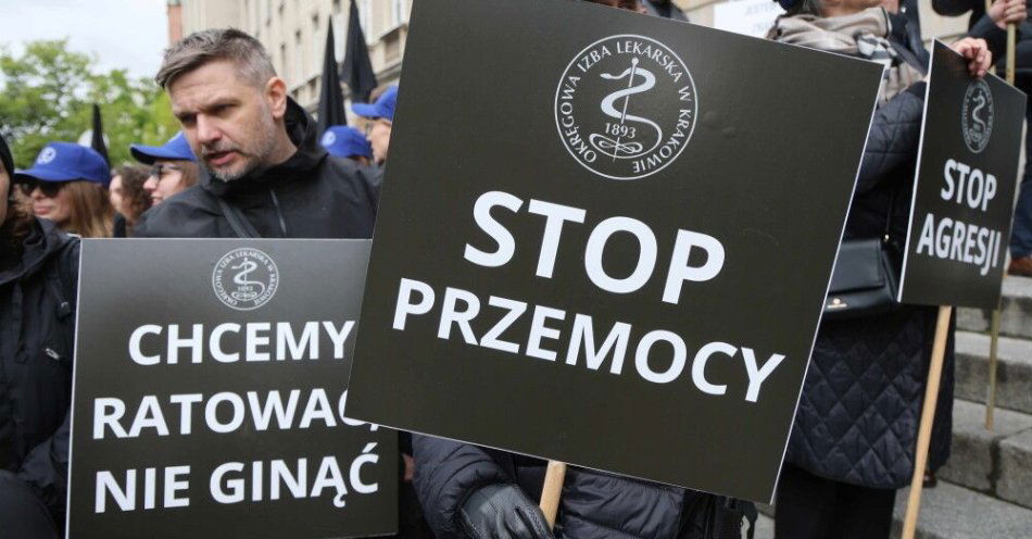 zdjęcie: Przez Warszawę przeszedł marsz medyków przeciw przemocy / fot. PAP