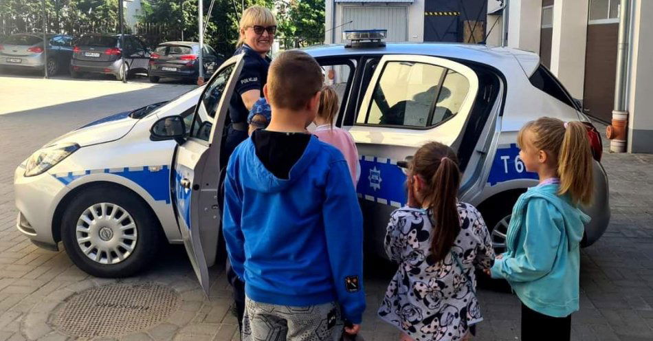 zdjęcie: Policjanci dzieciom / fot. KPP w Nowym Mieście Lubawskim