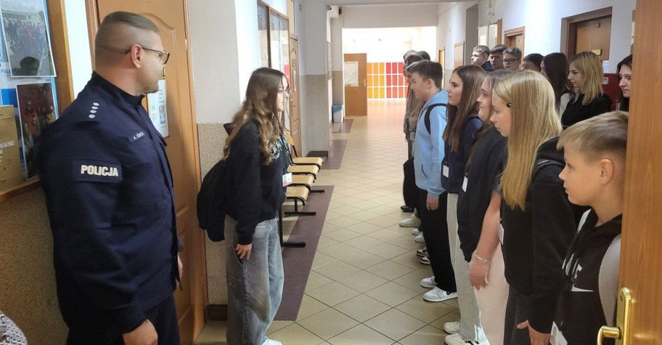zdjęcie: Włocławskie klasy mundurowe. Policjanci prowadzą zajęcia praktyczne / fot. KMP we Włocławku Policjanci podczas zajęć w klasach o profilu mundurowym
