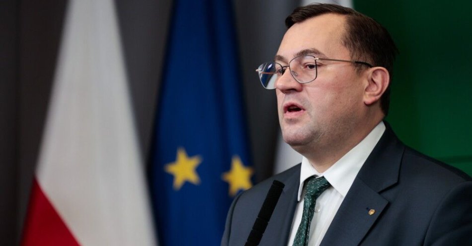 zdjęcie: Zarzuty m.in. gróźb bezprawnych dla podejrzanego o rozlanie gnojowicy koło domu ministra rolnictwa / Warszawa, 16.12.2025. Minister rolnictwa i rozwoju wsi Stefan Krajewski podczas konferencji prasowej pt. „Mercosur - weto”, 16 bm. w siedzibie MRiRW w Warszawie. (jm) PAP/Szymon Pulcyn