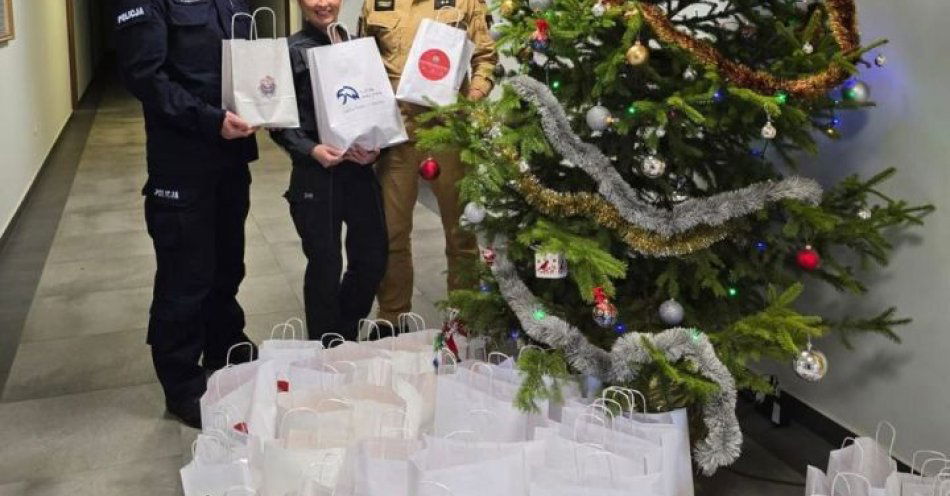 zdjęcie: Służby mundurowe przekazały świąteczne prezenty dzieciom w Łęczycy / fot. KPP w Łęczycy