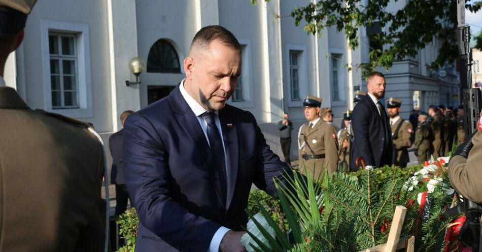 zdjęcie: Prezydent złożył kwiaty przed pomnikiem upamiętniającym ofiary bombardowania Wielunia / fot. PAP