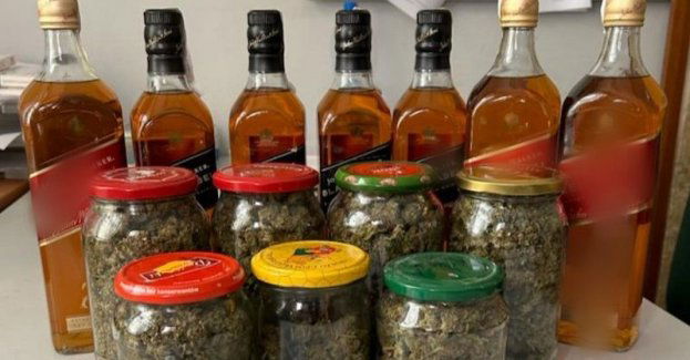 Zatrzymany 30-latek w słoikach trzymał kilkaset porcji marihuany