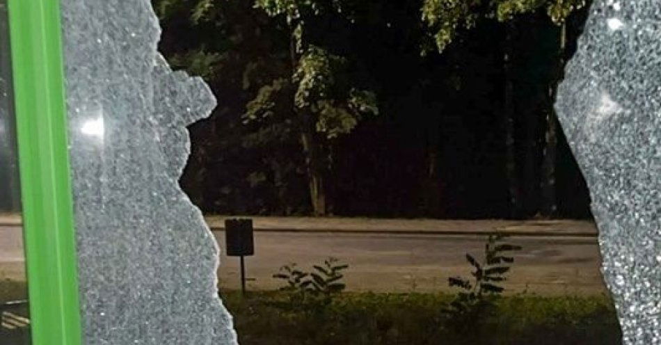 zdjęcie: 19-letni wandal ustalony i zatrzymany przez policjantów / fot. KPP Żagań