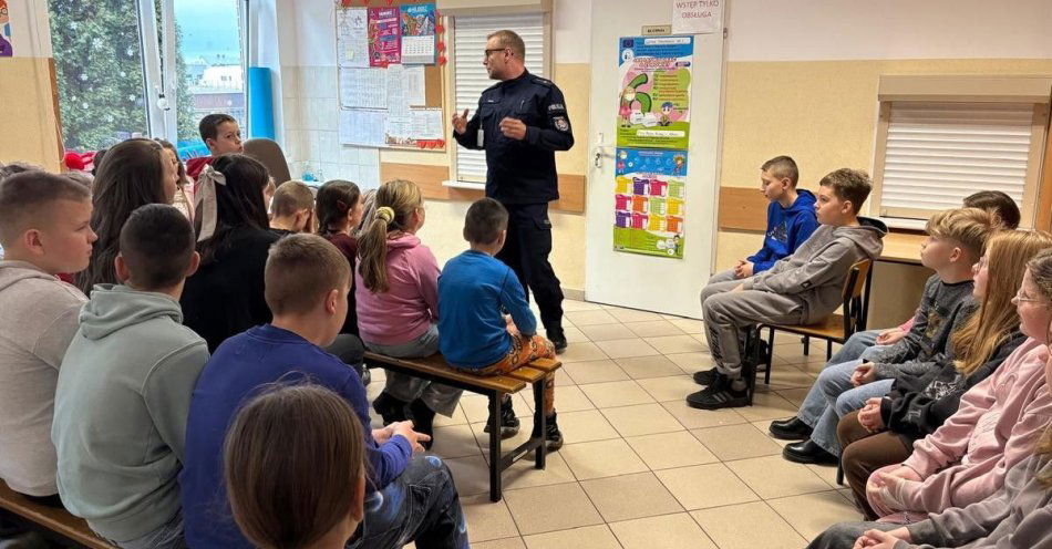 zdjęcie: Policjanci uczą uczniów Czwórki jak bezpiecznie spędzić ferie / fot. KPP Grodzisk Wielkopolski