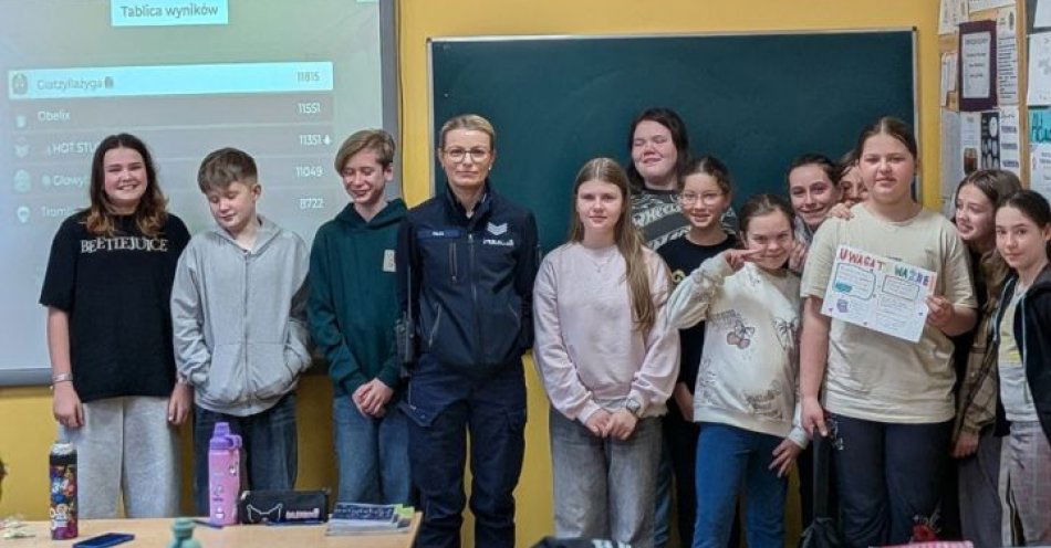 zdjęcie: Tarnowscy uczniowie uczą się bezpieczeństwa w sieci / fot. KMP w Tarnowie Dzielnicowa z uczniami szkoły