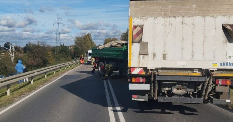 zdjęcie: Zderzenie trzech pojazdów na ulicy Obwodowej w Giżycku. Droga jest całkowicie zablokowana / fot. KPP w Giżycku