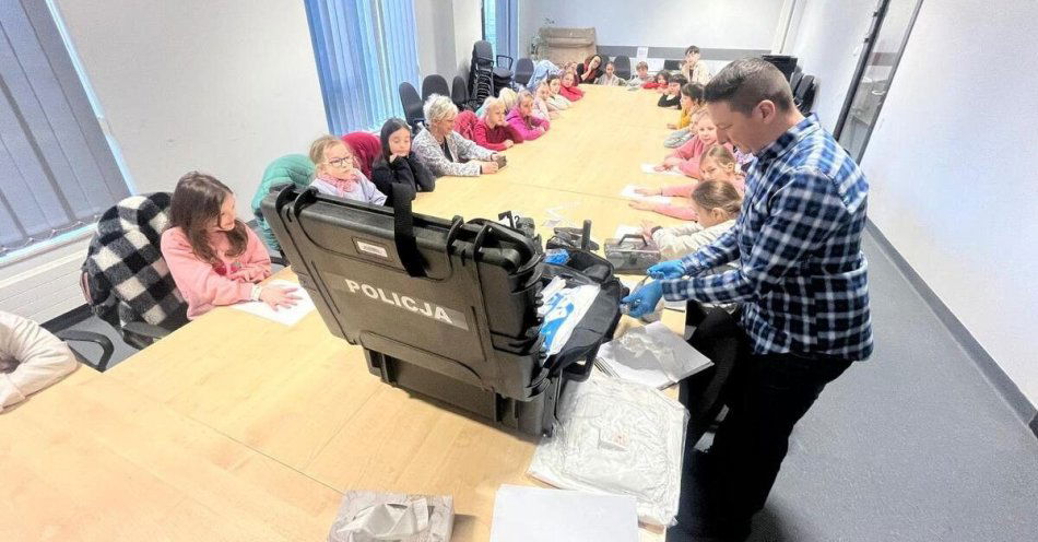 zdjęcie: Dzieci poznają tajniki policji w Bielsku Białej / fot. KMP w Bielsku-Białej