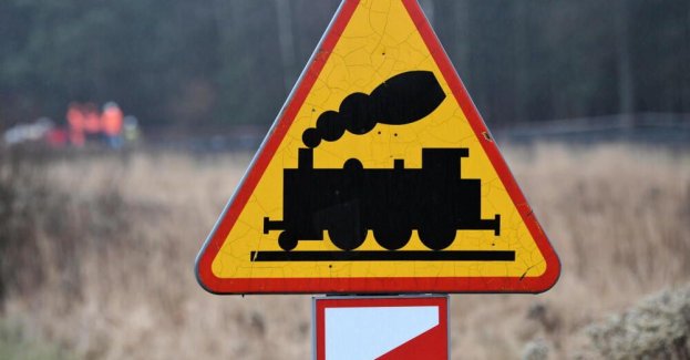 Mazowieckie: auto wjechało pod szynobus; jedna osoba zginęła, jedna trafiła do szpitala
