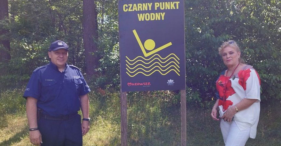 zdjęcie: Tablica „Czarny Punkt Wodny” nad jeziorem Białym / fot. KPP w Gostyninie