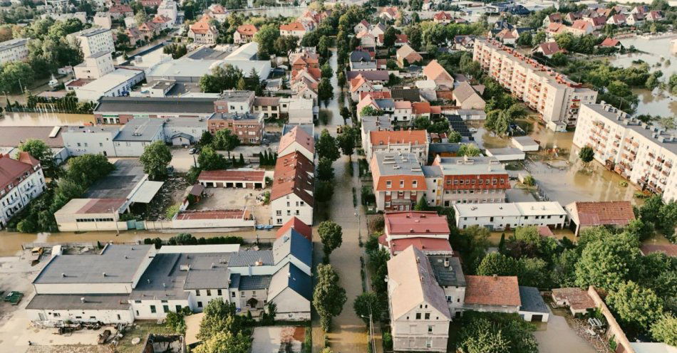 zdjęcie: Nowy adres do zgłaszania zabudowań wymagających pilnej oceny stanu technicznego po powodzi / fot. PAP