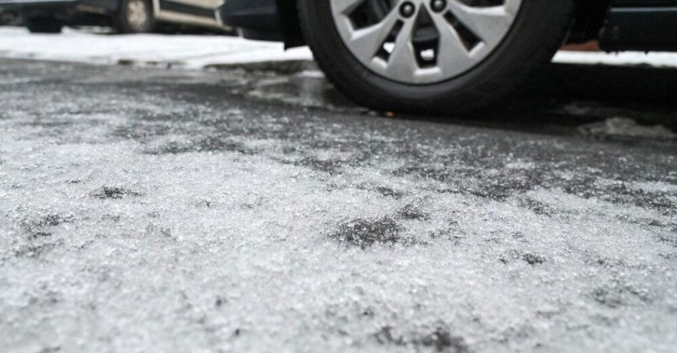 zdjęcie: IMGW ostrzega przed oblodzonymi drogami w 13 województwach / Szczecin, 06.01.2025. Trudne warunki drogowe z powodu odwilży w Szczecinie, 6 bm. (mb/mr) PAP/Marcin Bielecki