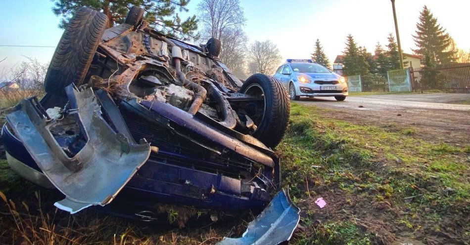 zdjęcie: Dachowanie w Cielądzu na śliskiej drodze z trójką dzieci / fot. KPP w Rawie Mazowieckiej
