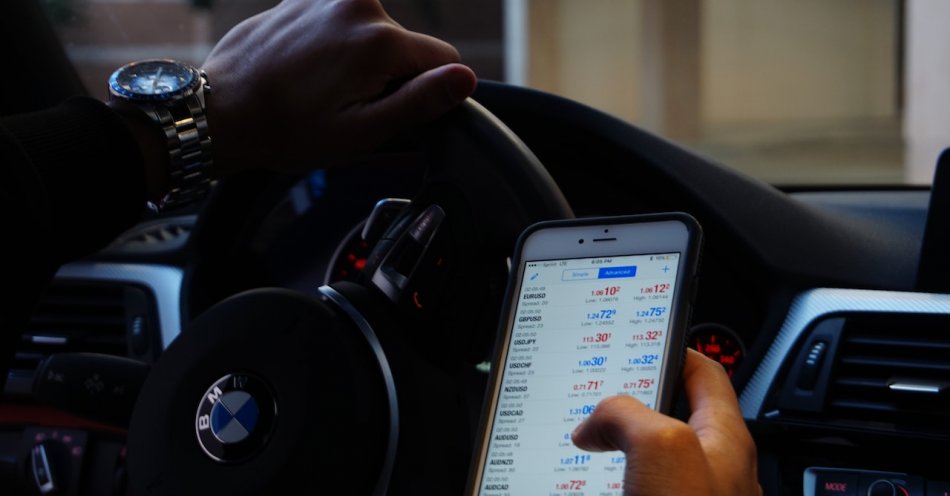zdjęcie: Korzystasz z telefonu podczas prowadzenia pojazdu? To niebezpieczne i kosztowne / pexels/2068664