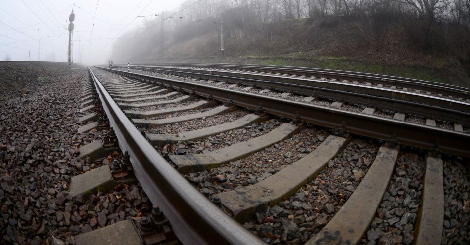 zdjęcie: Śmiertelny wypadek na przejeździe pod Piotrkowem, ruch pociągów wstrzymany / v12774022