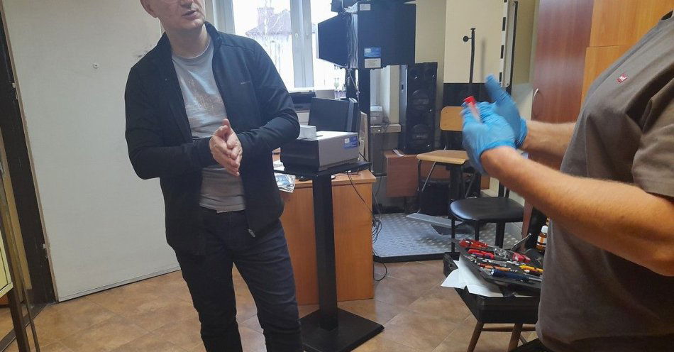 zdjęcie: Aktor serialu Detektywi uczył się pracy technika kryminalistyki / fot. KMP w Oświęcimiu