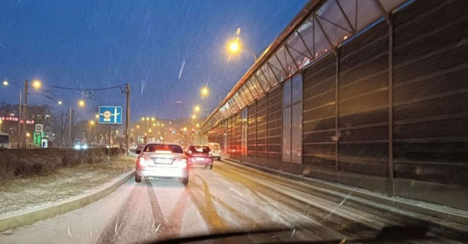 zdjęcie: Na wrocławskich drogach zrobiło się biało, a przez to niebezpiecznie ślisko / fot. KMP w Wrocławiu