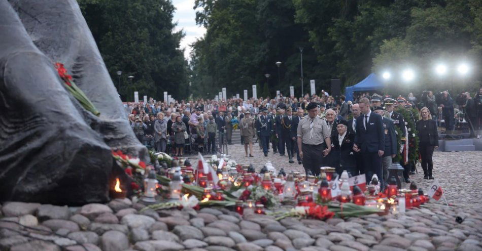 zdjęcie: Na Cmentarzu Powstańców Warszawy uczczono poległych i pomordowanych w 1944 r. / fot. PAP