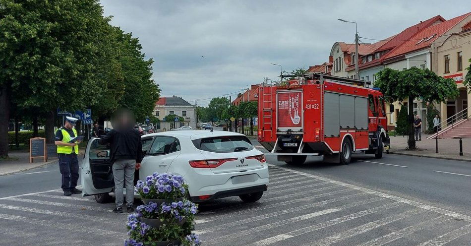 zdjęcie: Policjant z konwojówki w dniu wolnym od służby udzielił pomocy potrąconej kobiecie w Gostyninie / fot. KPP w Gostyninie